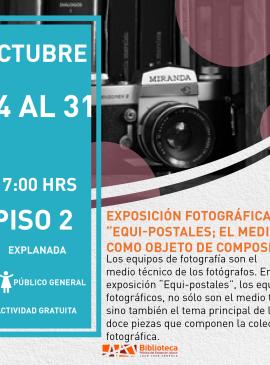 Exposición fotográfica "Equi-postales; el medio como objeto de composición" cartel informativo mostrando una cámara