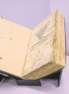 un libro antiguo abierto 
