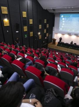 Mostrando un auditorio con gente sentada