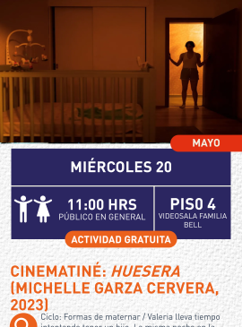 Cartel informativo mostrando una habitación oscura y roja, con una persona parada en la entrada mirando fijamente una cuna