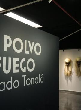 mostrando el titulo de polvo y fuego, a parte unas mascaras colgadas al fondo