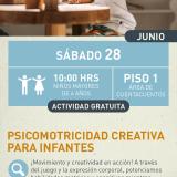 Cartel informativo mostrando a un niño sentado mientras esta jugando con cosas de madera