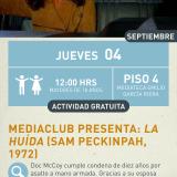 Cartel informativo mostrando lo que parece ser parte de una pelicula a una persona sentada dentro de un coche 