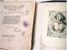 Ejemplar de 'Sobre los giros de los orbes celestes', de Nicolás Copérnico, resguardado en la biblioteca Juan José Arreola.  EL INFORMADOR / E. Barrera