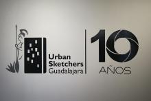 Logo de Sketchers en vinil pegado en un muro blanco con los numeros 10 Años