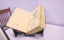 un libro antiguo abierto 