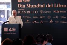 una persona hablando en el pódium de un evento 