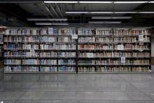 mostrando una estantería de libros
