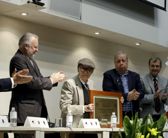 El arquitecto es distinguido por 42 años de trayectoria académica y a la profesión en Jalisco