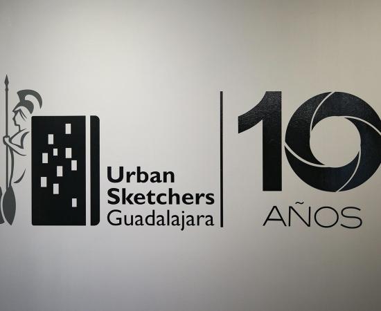 Logo de Sketchers en vinil pegado en un muro blanco con los numeros 10 Años