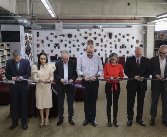 7 personas cortando un listón de inauguración 