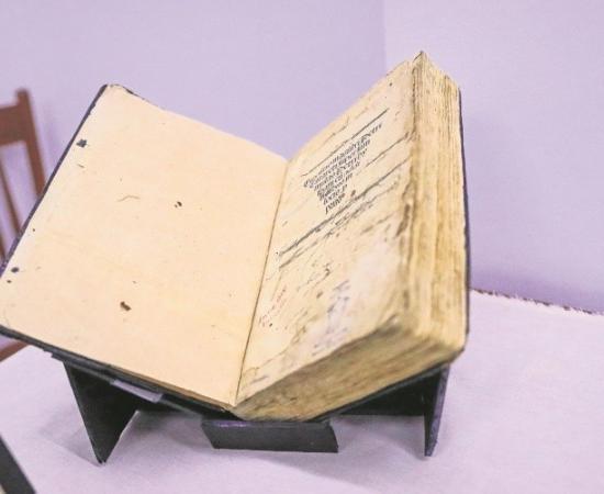 un libro antiguo abierto 
