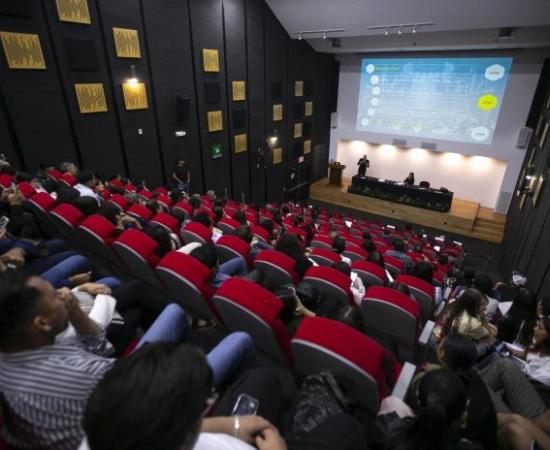Mostrando un auditorio con gente sentada