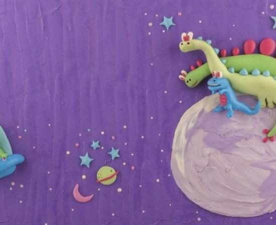 dinosaurios hechos en plastilina uno en una nave espacial y 3 de ellos arriba de un planeta