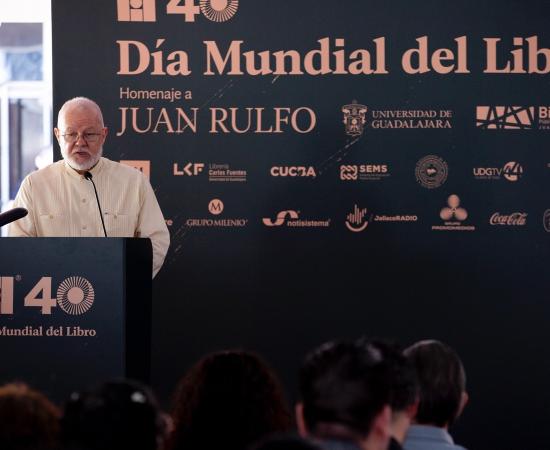 una persona hablando en el pódium de un evento 