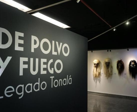 mostrando el titulo de polvo y fuego, a parte unas mascaras colgadas al fondo